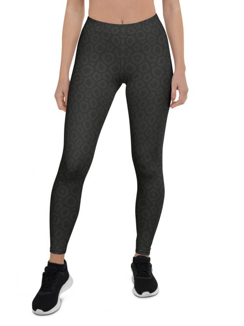 Frau in BERKEI Trail Leggings Midnight Leo mit schickem Muster beim Sport.