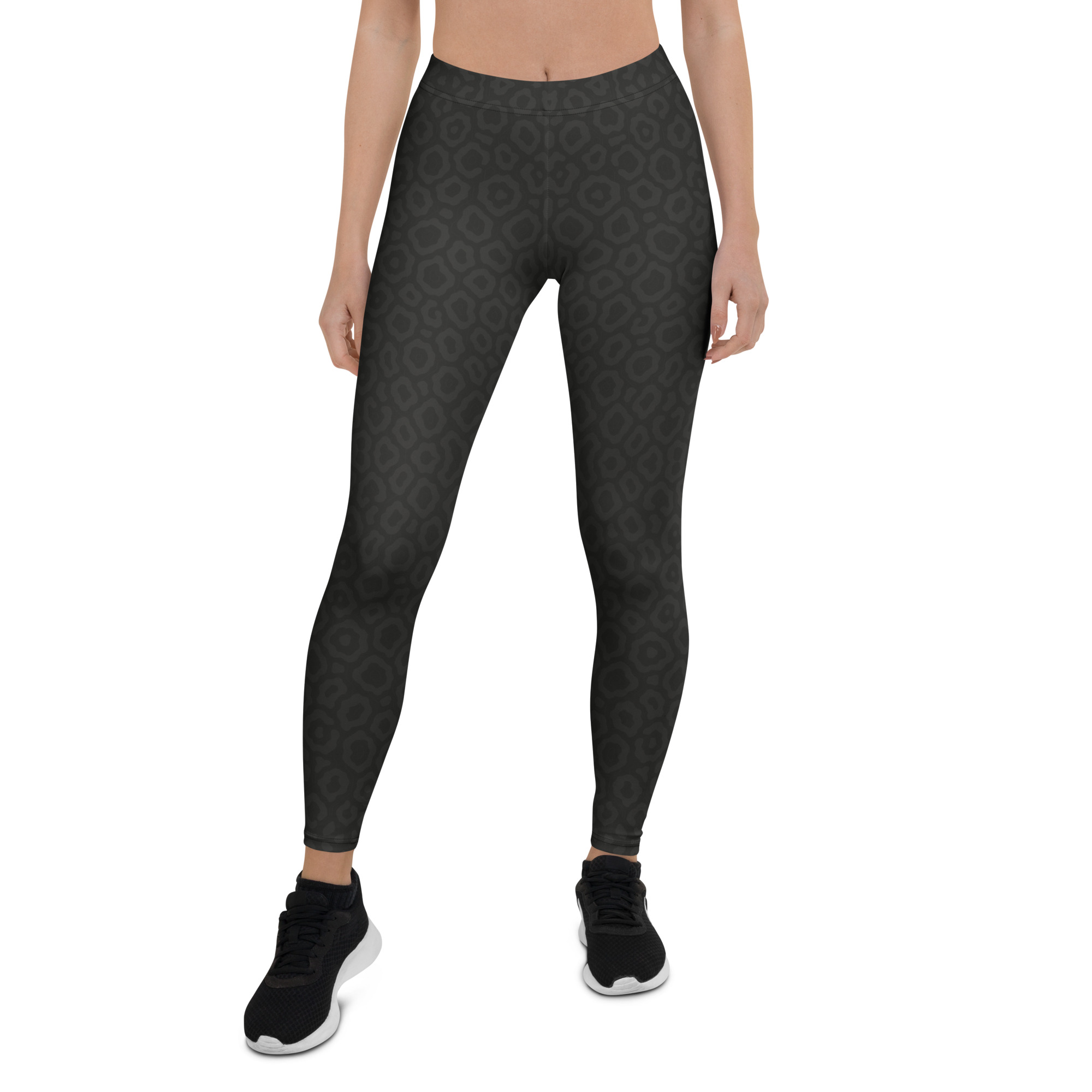 Frau in BERKEI Trail Leggings Midnight Leo mit schickem Muster beim Sport.