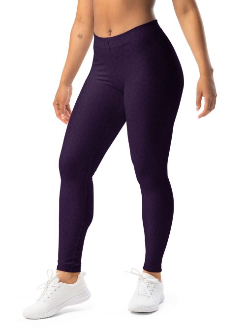 Dame in sportlichen BERKEI Trail Leggings Purple Leo für Laufaktivitäten.