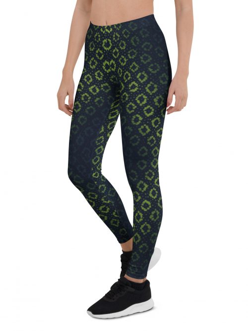 Frau trägt BERKEI Trail Leggings Techno Leo mit einem modernen Tiermotiv beim Sport