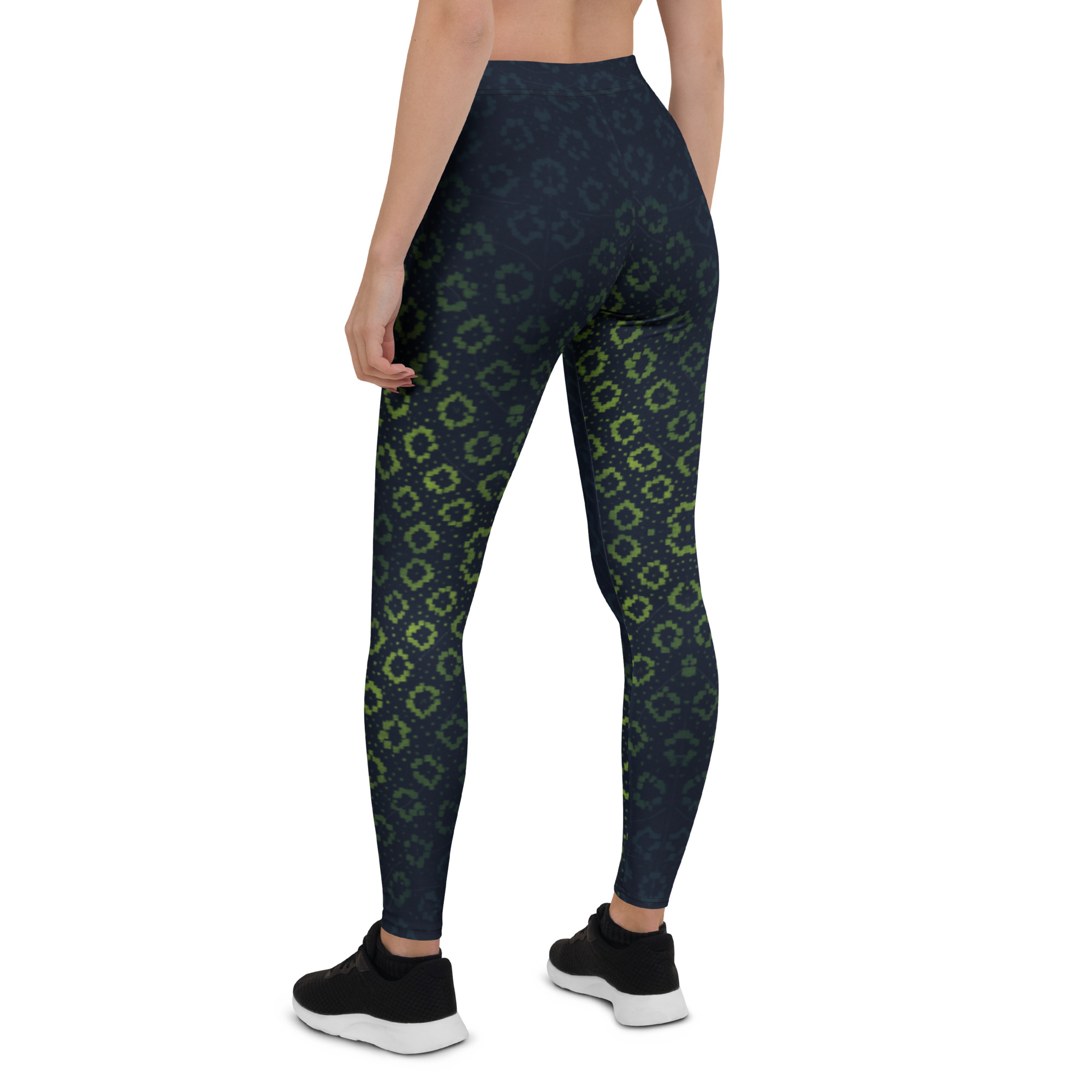 Frau trägt BERKEI Trail Leggings Techno Leo mit stylishem Leo-Muster für sportliche Aktivitäten.