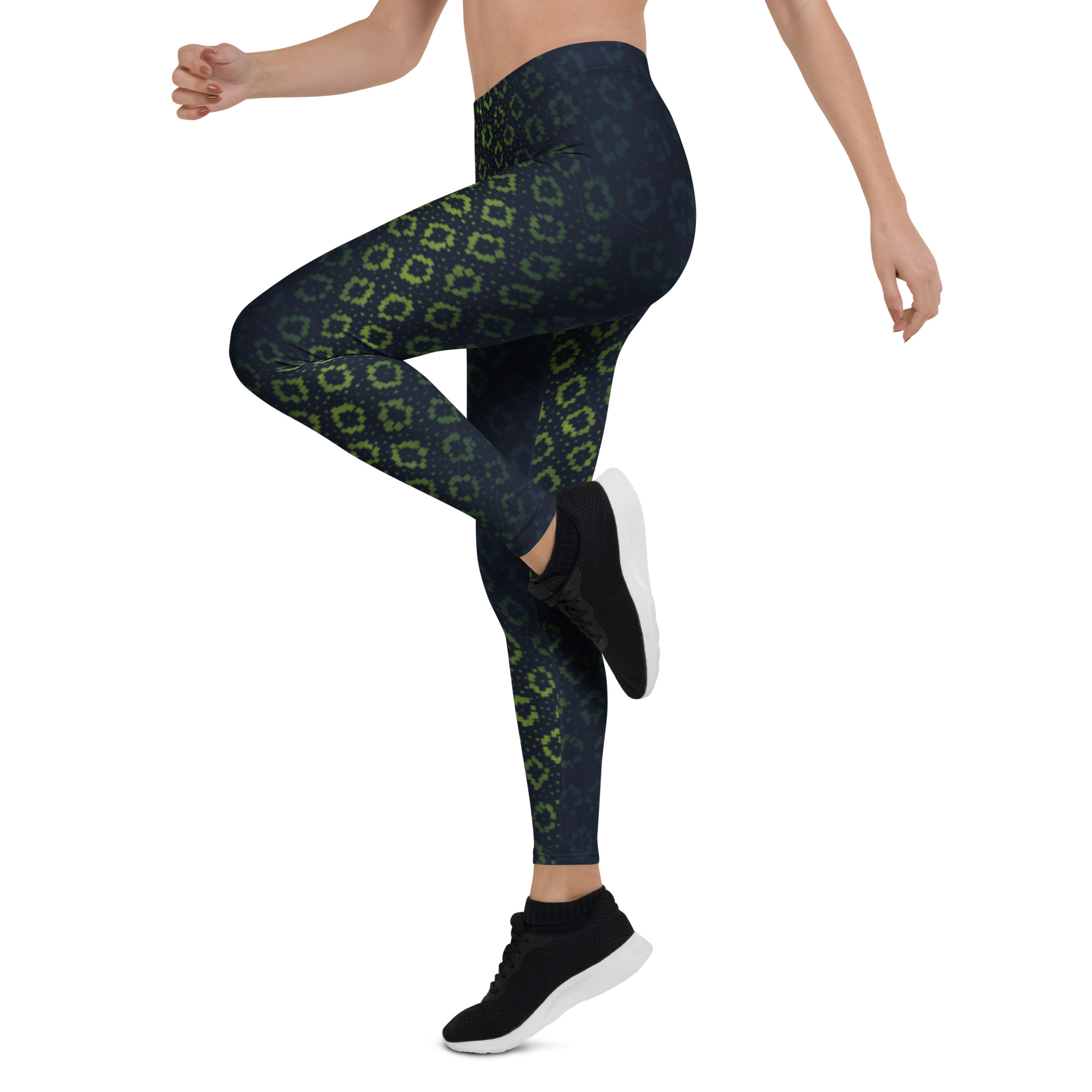 Dame in BERKEI Trail Leggings Techno Leo mit stylischem Muster beim Sport.