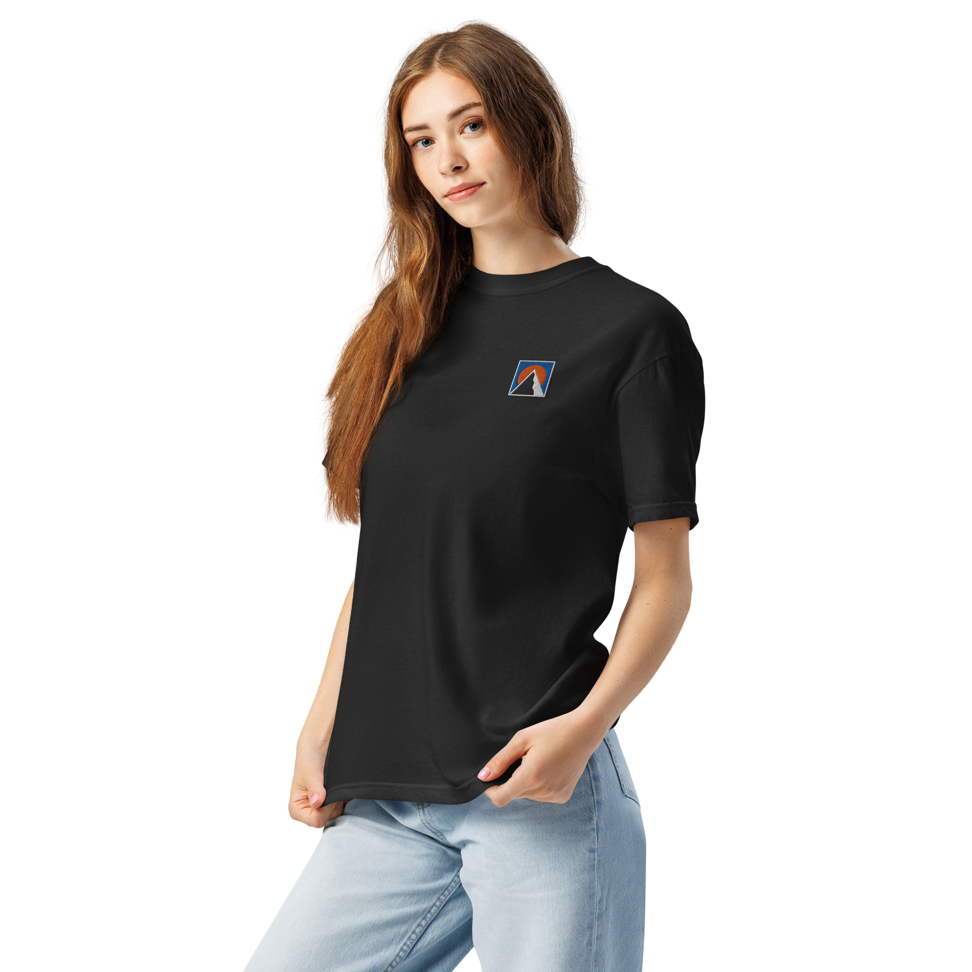 Junge Frau trägt schwarzes BERKEI Unisex-Freizeit-T-Shirt Mountain mit buntem Logo auf der Brust