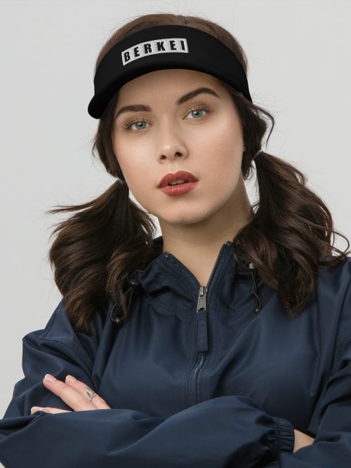 BERKEI Visor Black, sportliches Visier mit markantem Logo, getragen von junger Frau.