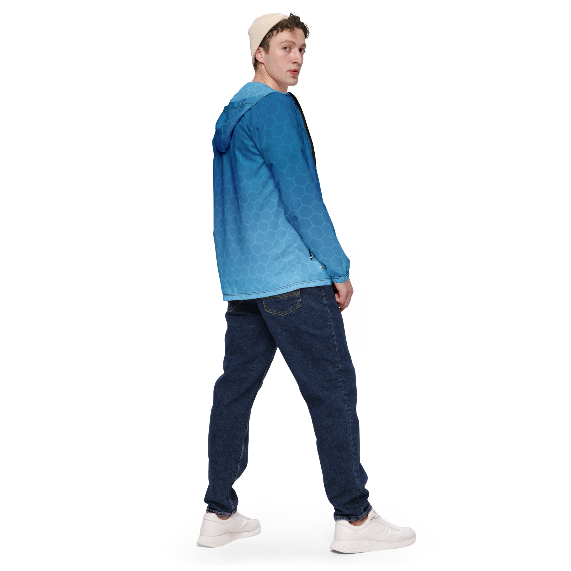 Mann trägt BERKEI Windbreaker in Blau, ideal für Outdoor-Aktivitäten.