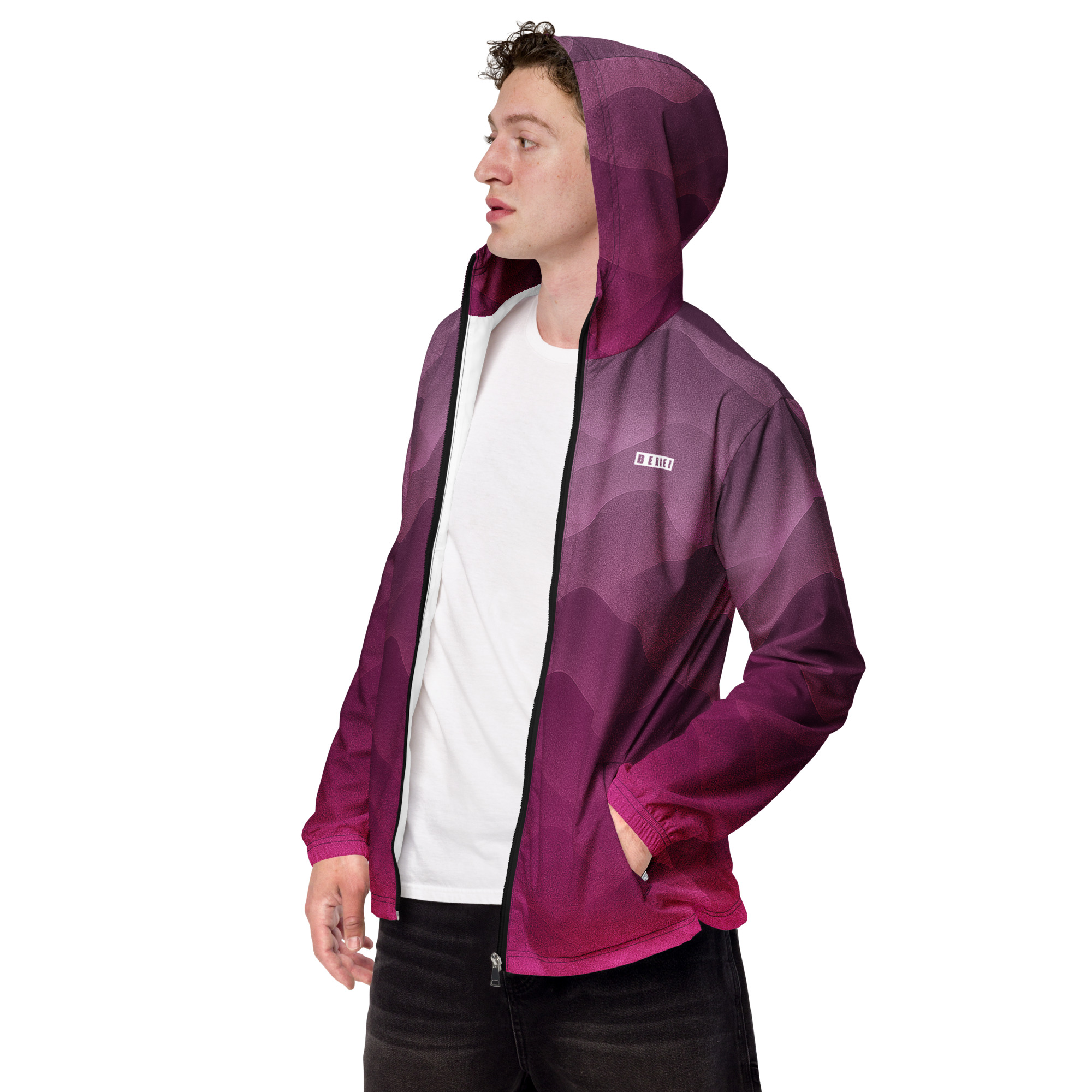 Mann trägt den BERKEI Windbreaker Hazy Purple mit einem bunten, sanften Farbverlauf.