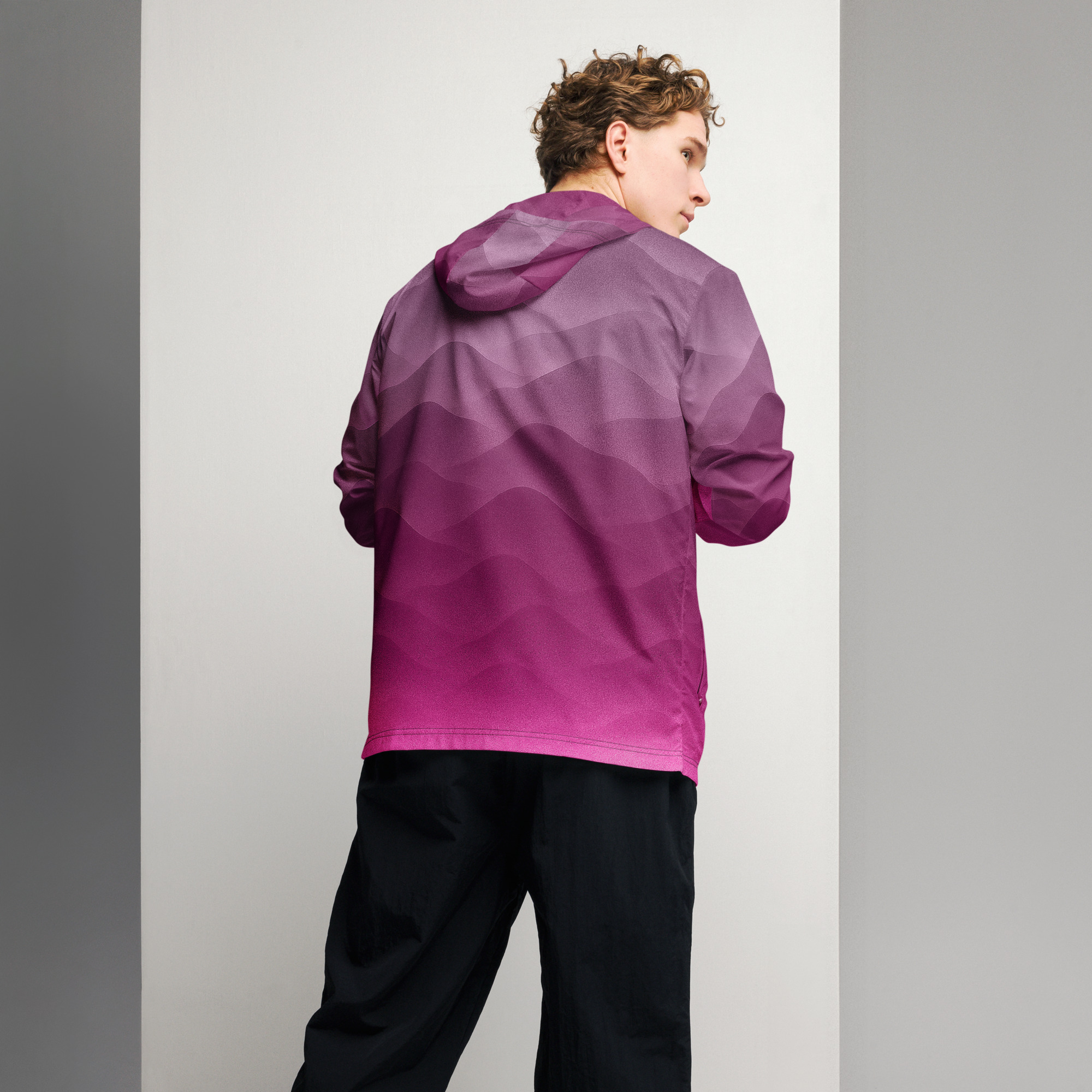 Mann trägt BERKEI Windbreaker Hazy Purple in angenehmer Szenerie