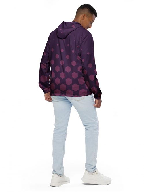 Mann trägt lila BERKEI Windbreaker mit Punktmuster von hinten