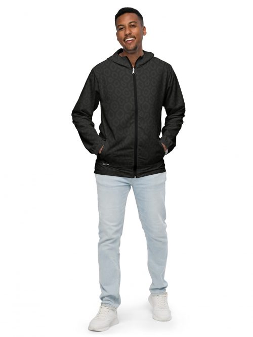 Mann trägt BERKEI Windbreaker Midnight Leo, stilvolle Outdoor-Jacke mit Leopardenmuster