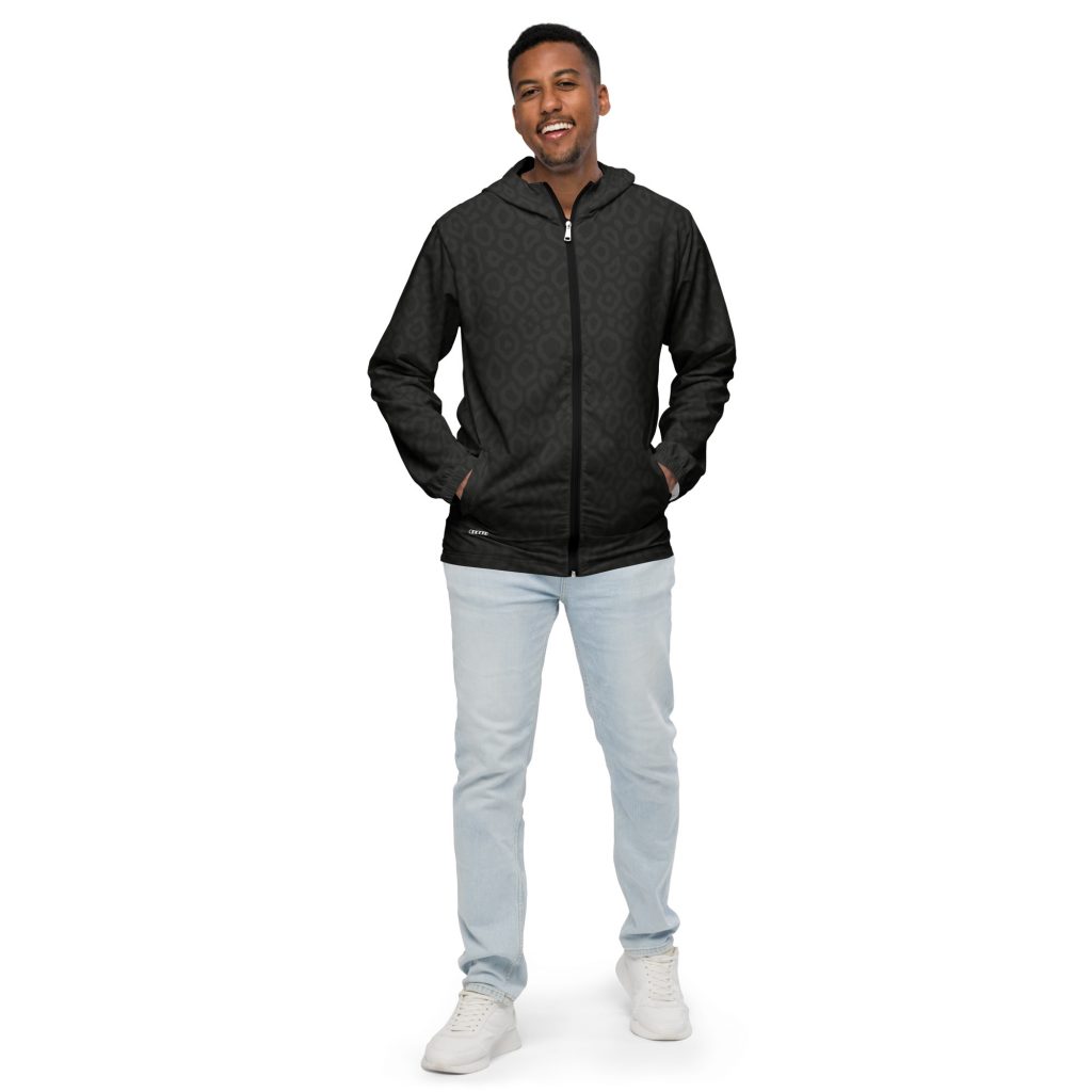 Mann trägt BERKEI Windbreaker Midnight Leo, stilvolle Outdoor-Jacke mit Leopardenmuster