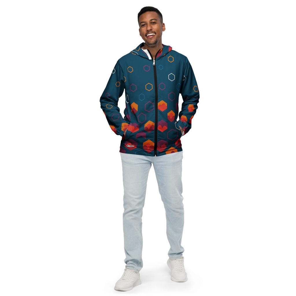 Sportlicher BERKEI Windbreaker Night Gear mit buntem Muster und Kapuze, getragen von einem jungen Mann.
