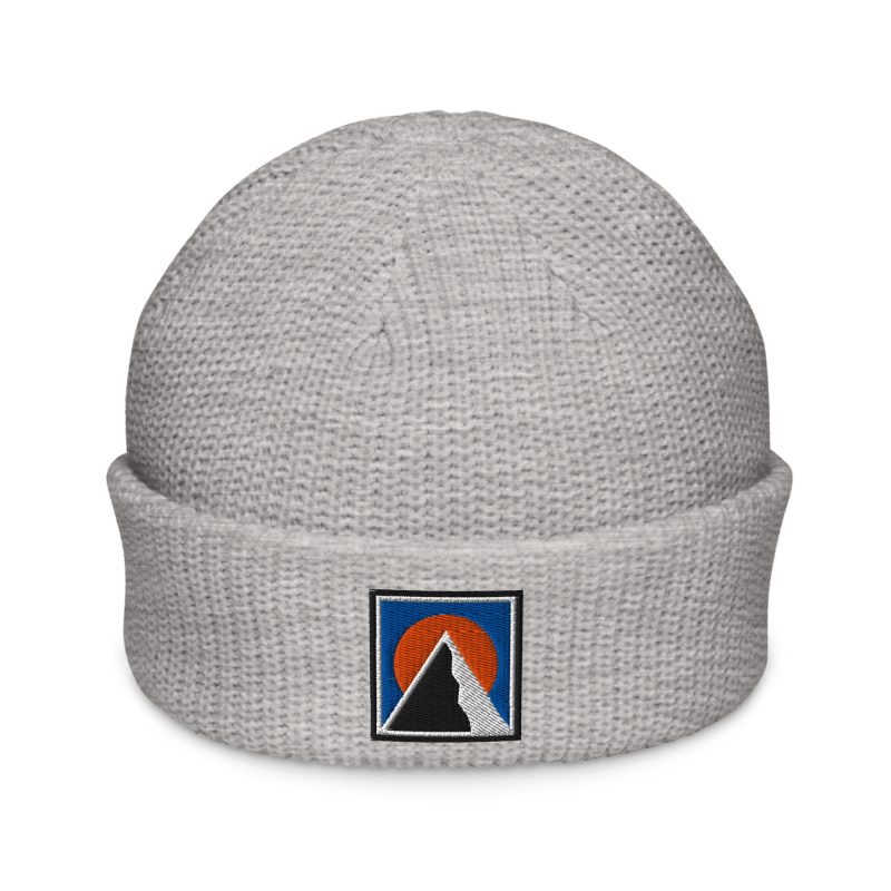 Graue BERKEI Beanie Mountain mit stylishem Bergmotiv auf der Vorderseite