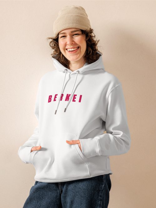 Junge Frau trägt gemütlichen BERKEI Hoodie Bio Vegan in Weiß mit pinkem Logo.
