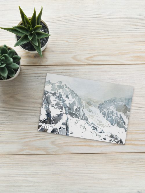 BERKEI Postkarte Frozen Summit mit schneebedeckten Bergen in sanften Farben