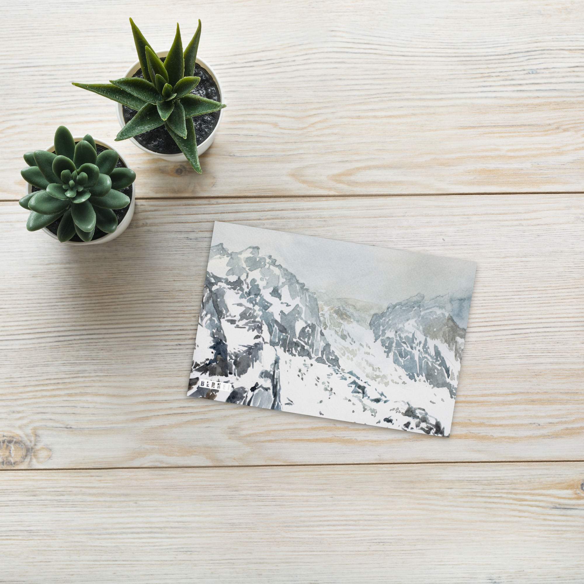 BERKEI Postkarte Frozen Summit mit schneebedeckten Bergen in sanften Farben