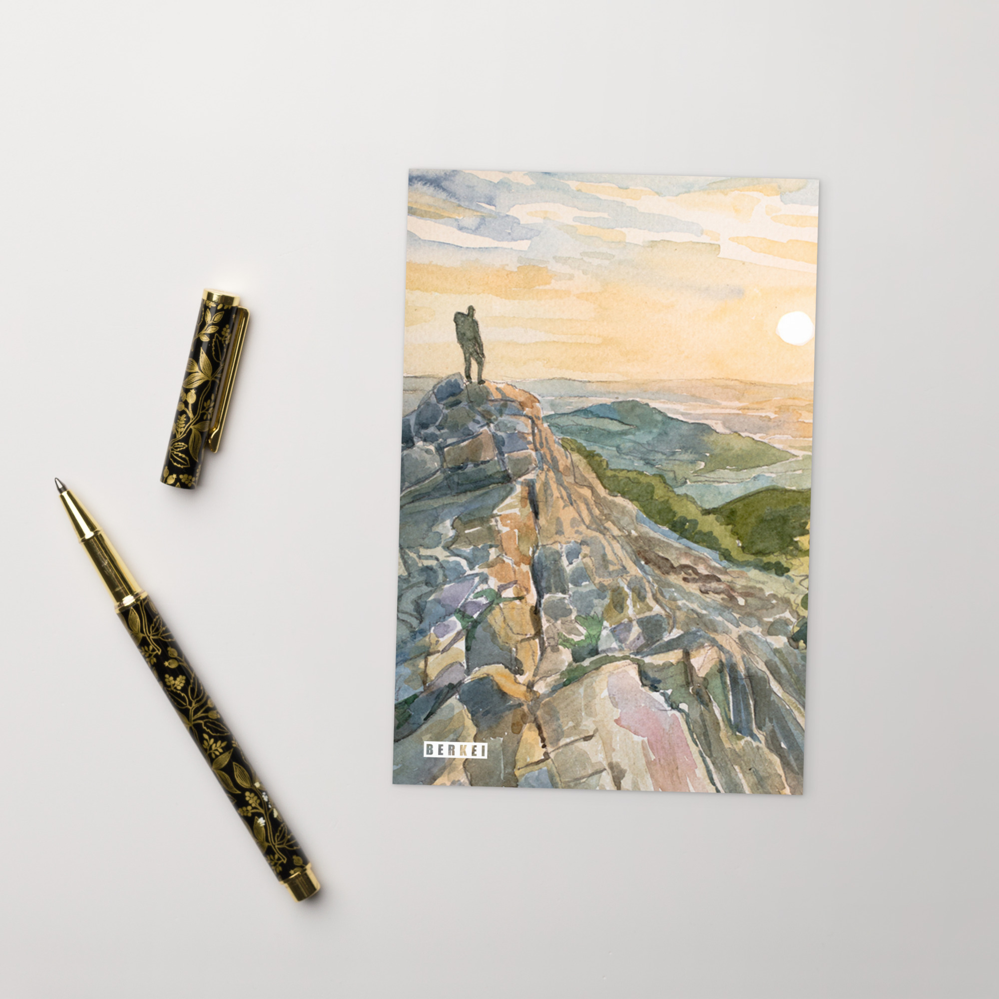 BERKEI Postkarte Milseburg Sonnenuntergang mit Aquarellansicht einer Berglandschaft