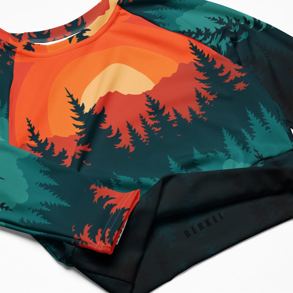 Recyceltes Langarm Crop Top 'Taiga Sunset' mit buntem Naturdesign von BERKEI.