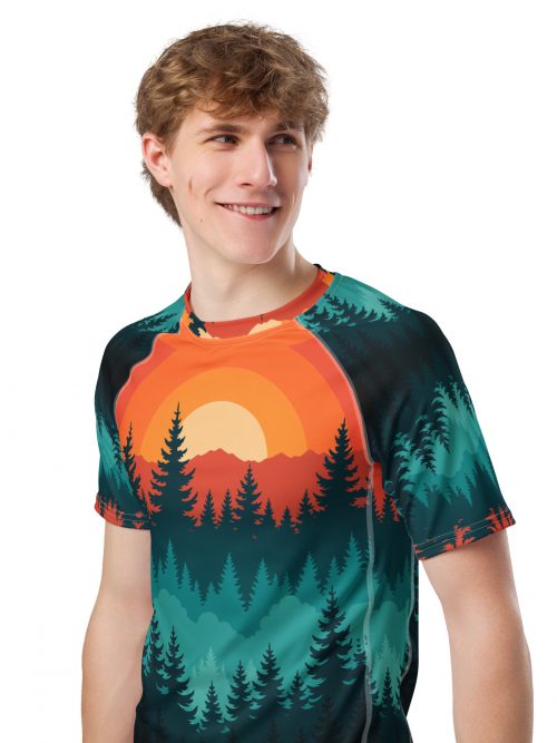 Mann trägt BERKEI Recycleter Herren-Rashguard Taiga Sunset mit Sonnenuntergang und Waldmotiven