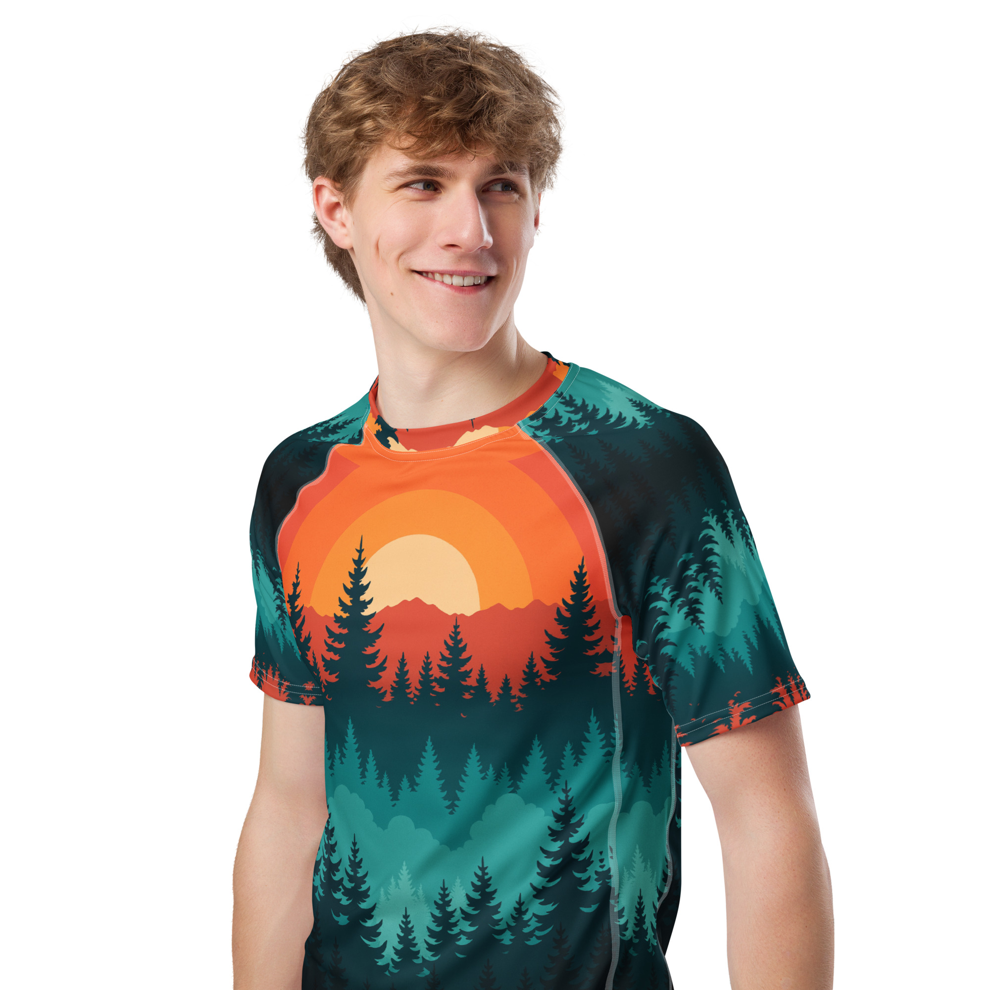 Mann trägt BERKEI Recycleter Herren-Rashguard Taiga Sunset mit Sonnenuntergang und Waldmotiven