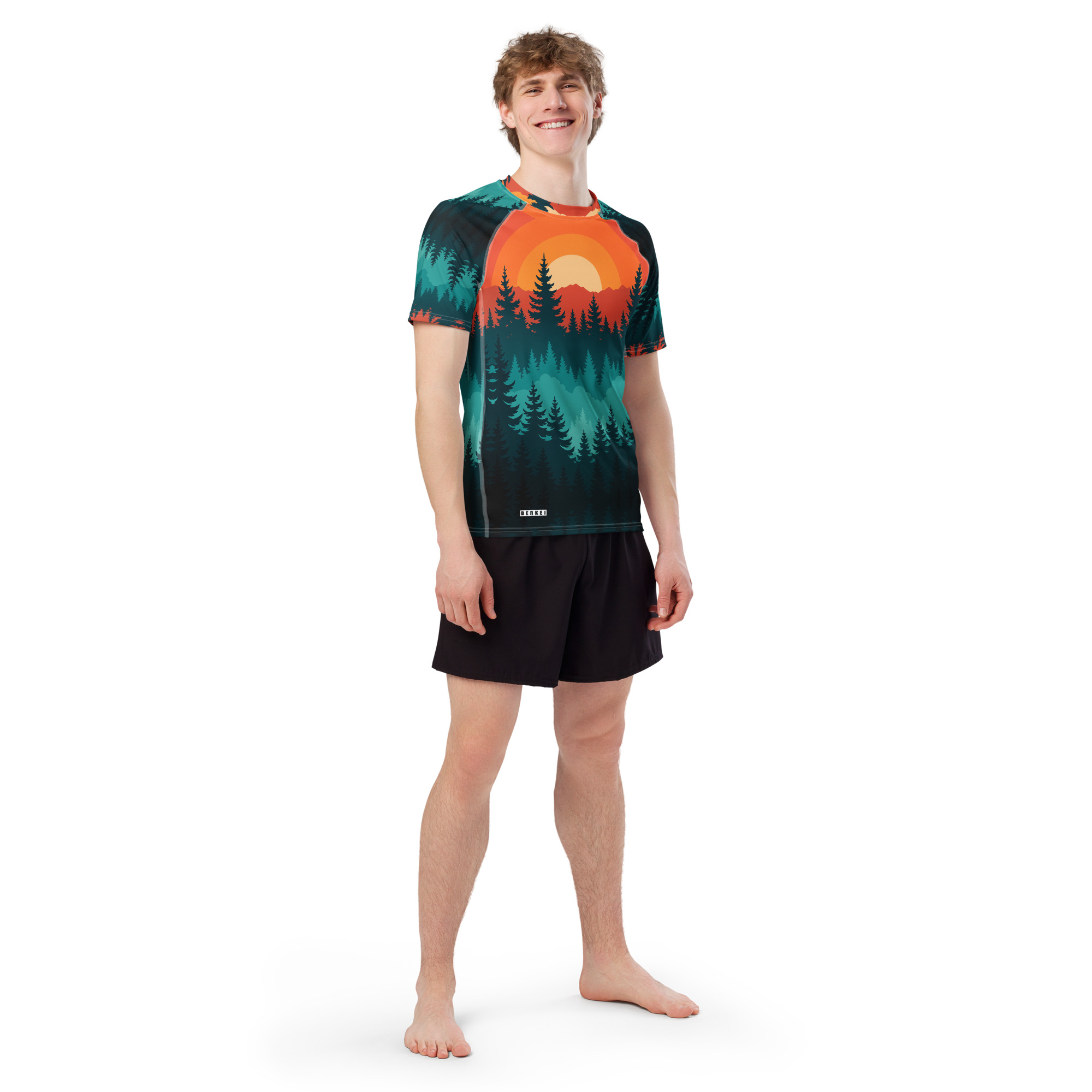 Herren-Rashguard BERKEI Recycleter Taiga Sunset mit buntem Wald- und Sonnenmotiv