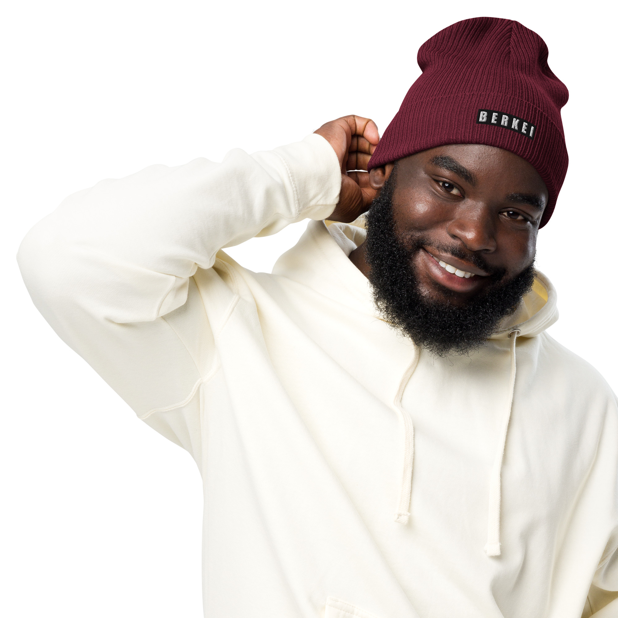 Mann trägt eine warme, biologisch angebaute BERKEI Strickmütze in bordeauxrot.