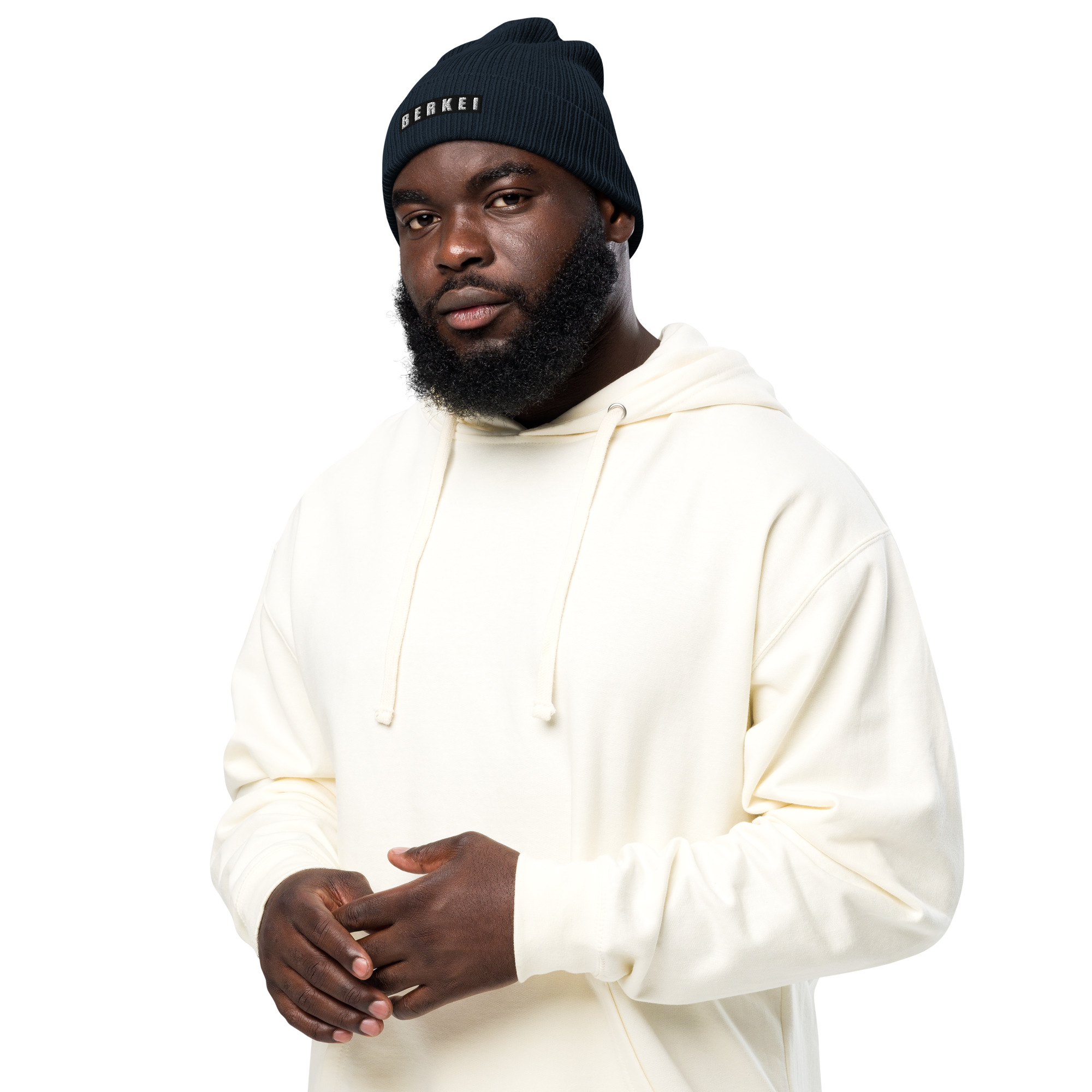 Mann trägt stylische BERKEI Strickmütze aus Biobaumwolle in Kombination mit Hoodie