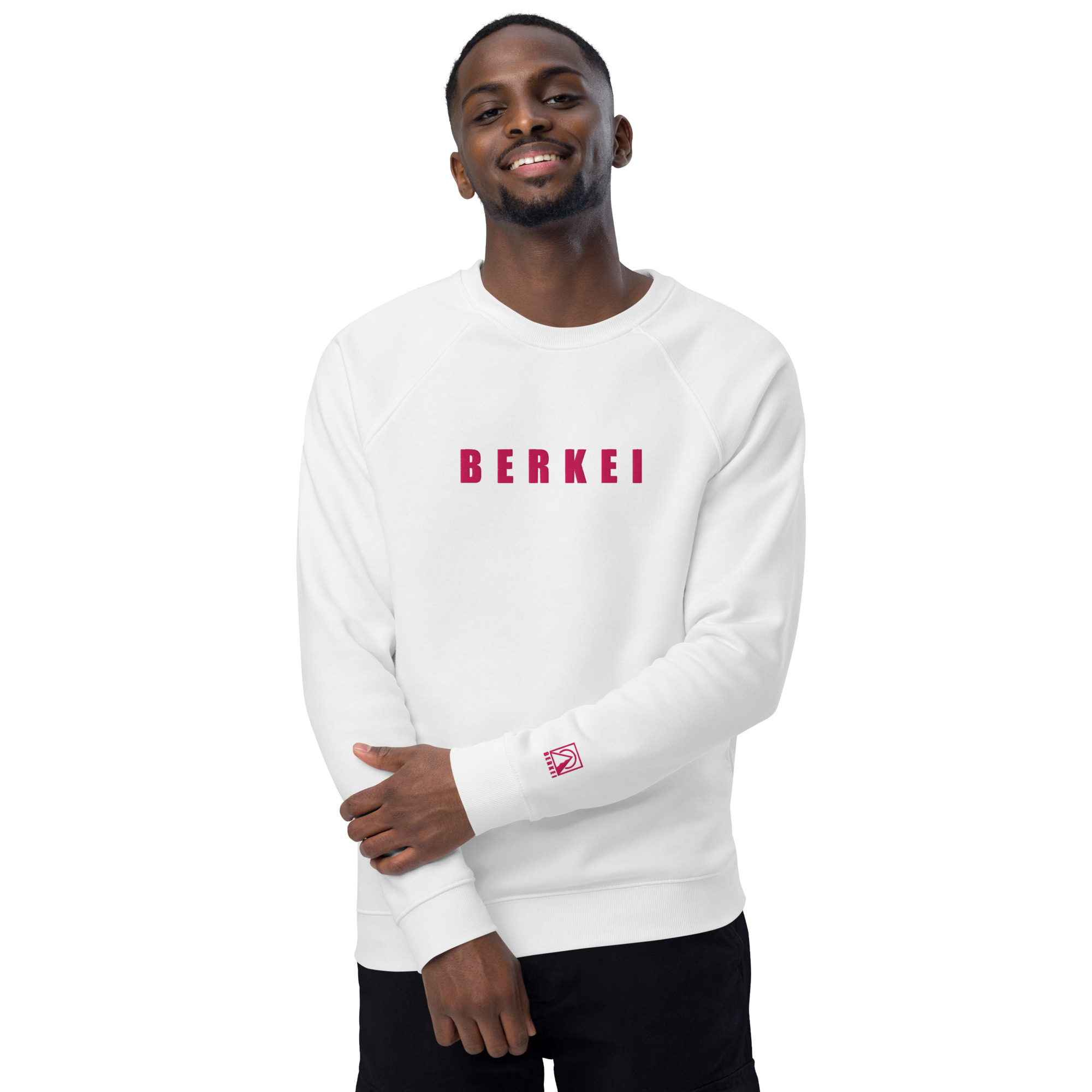 Mann trägt bequemen BERKEI Unisex Bio Pullover in Weiß mit rotem Logo