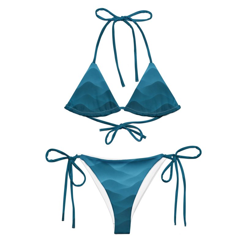 Teal-farbener BERKEI Bikini Fountain Blue mit Wellenmuster in Strand-Szene