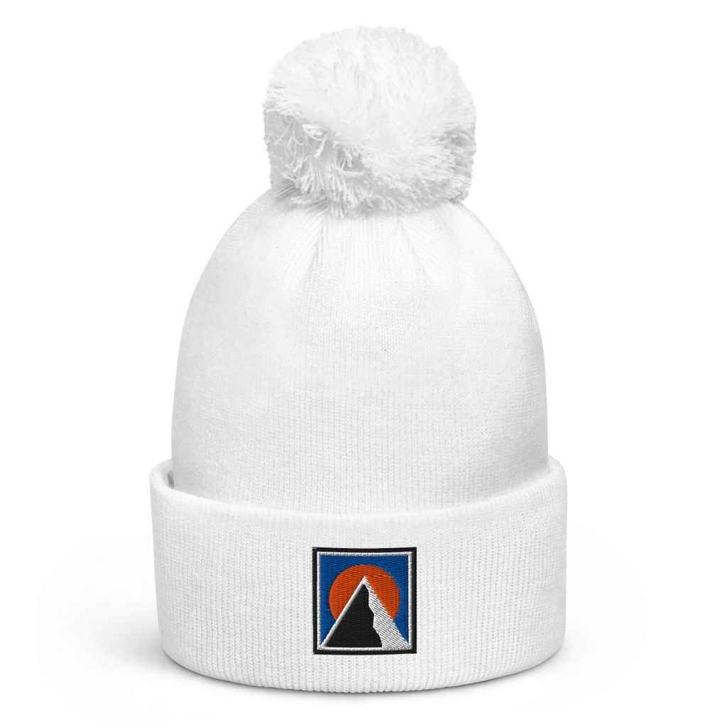 Weißes BERKEI Bommel-Beanie Chalet mit farbigem Logo, ideal für kalte Tage.