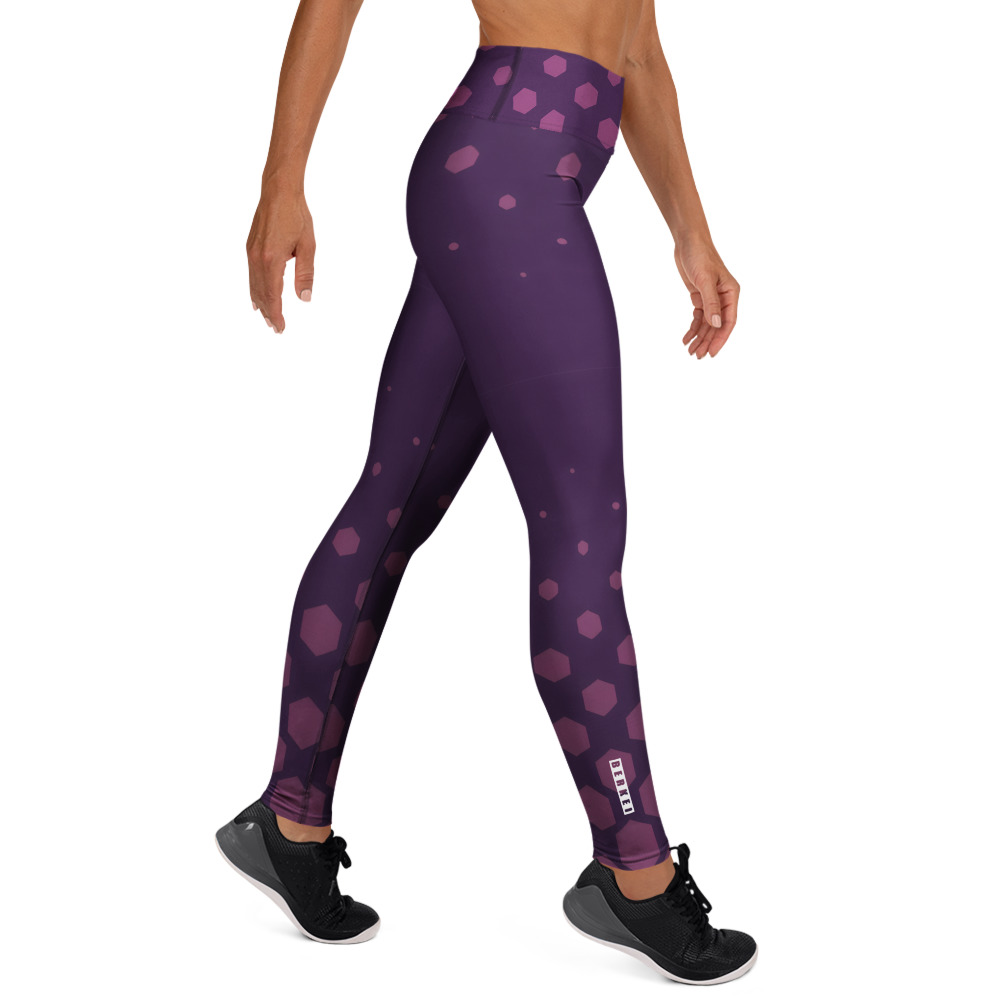 Dame trägt BERKEI High-Waist Performance Leggings in lila mit hexagonalem Muster beim Training.