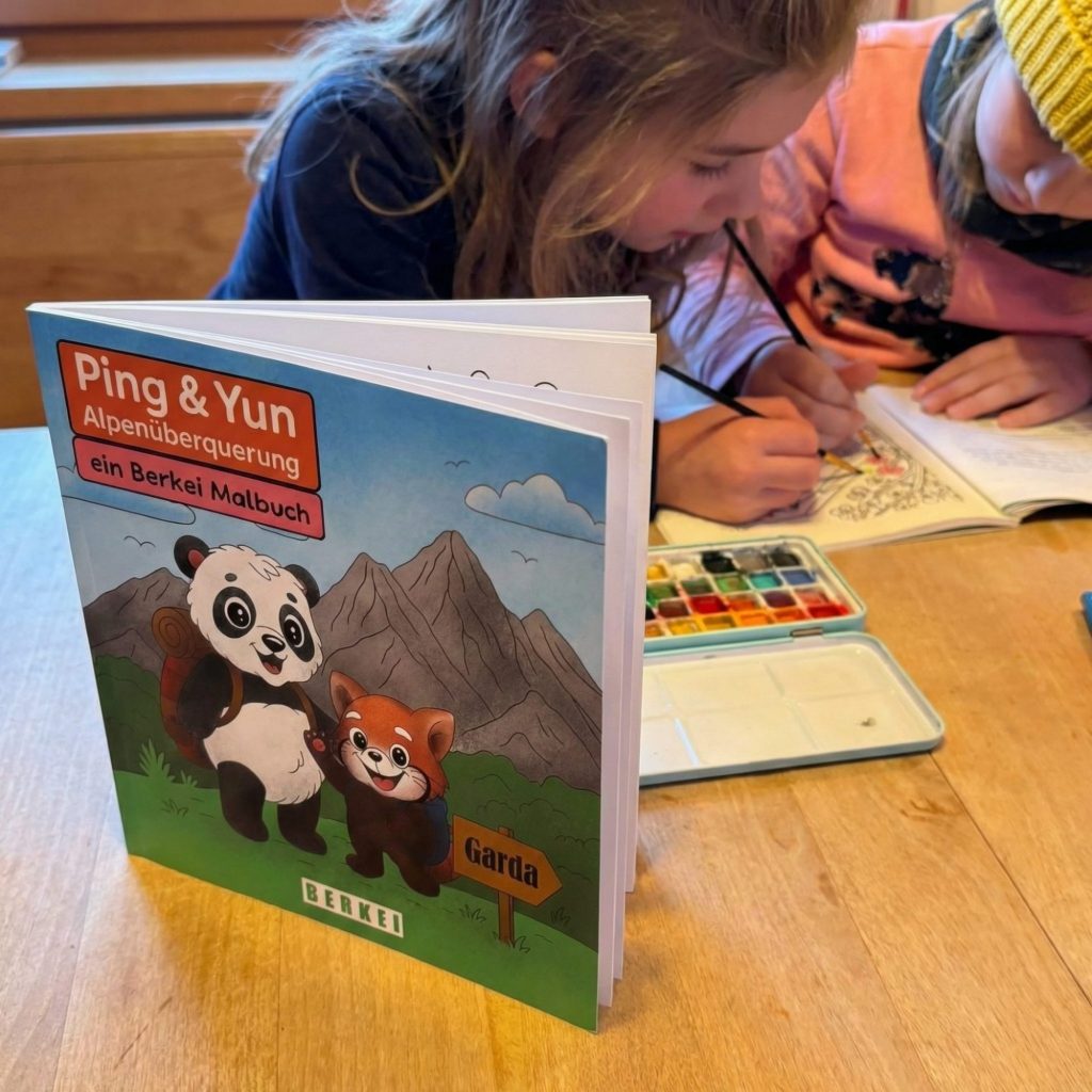 Ping & Yun Malbuch von BERKEI mit Panda und Bär auf dem Cover vor Alpenlandschaft