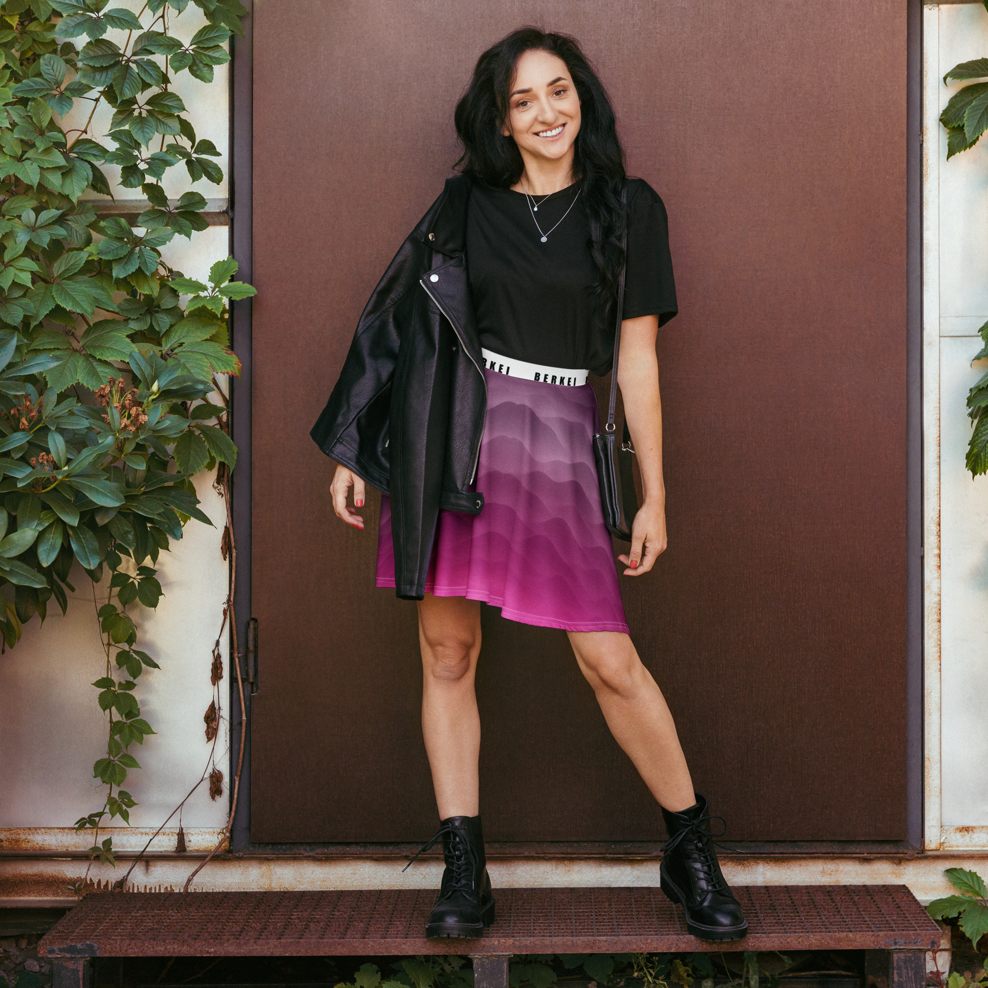 Frau trägt den modischen BERKEI Rock Hazy Purple mit lila Farbverlauf und schwarzer Lederjacke.