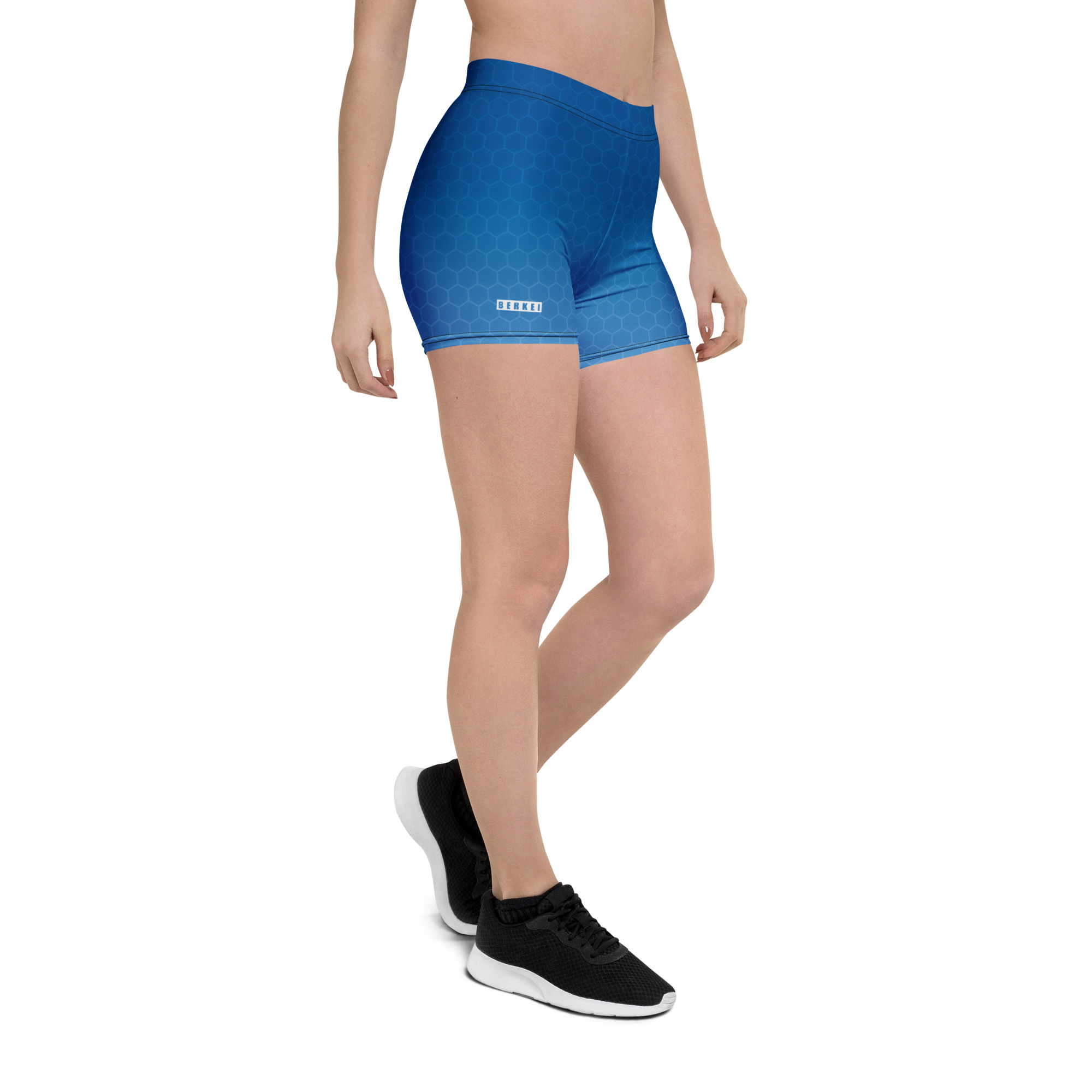 Sportliche BERKEI Shorts Blue Gear mit honigwabenartigen Mustern in Blau getragen von einer Frau