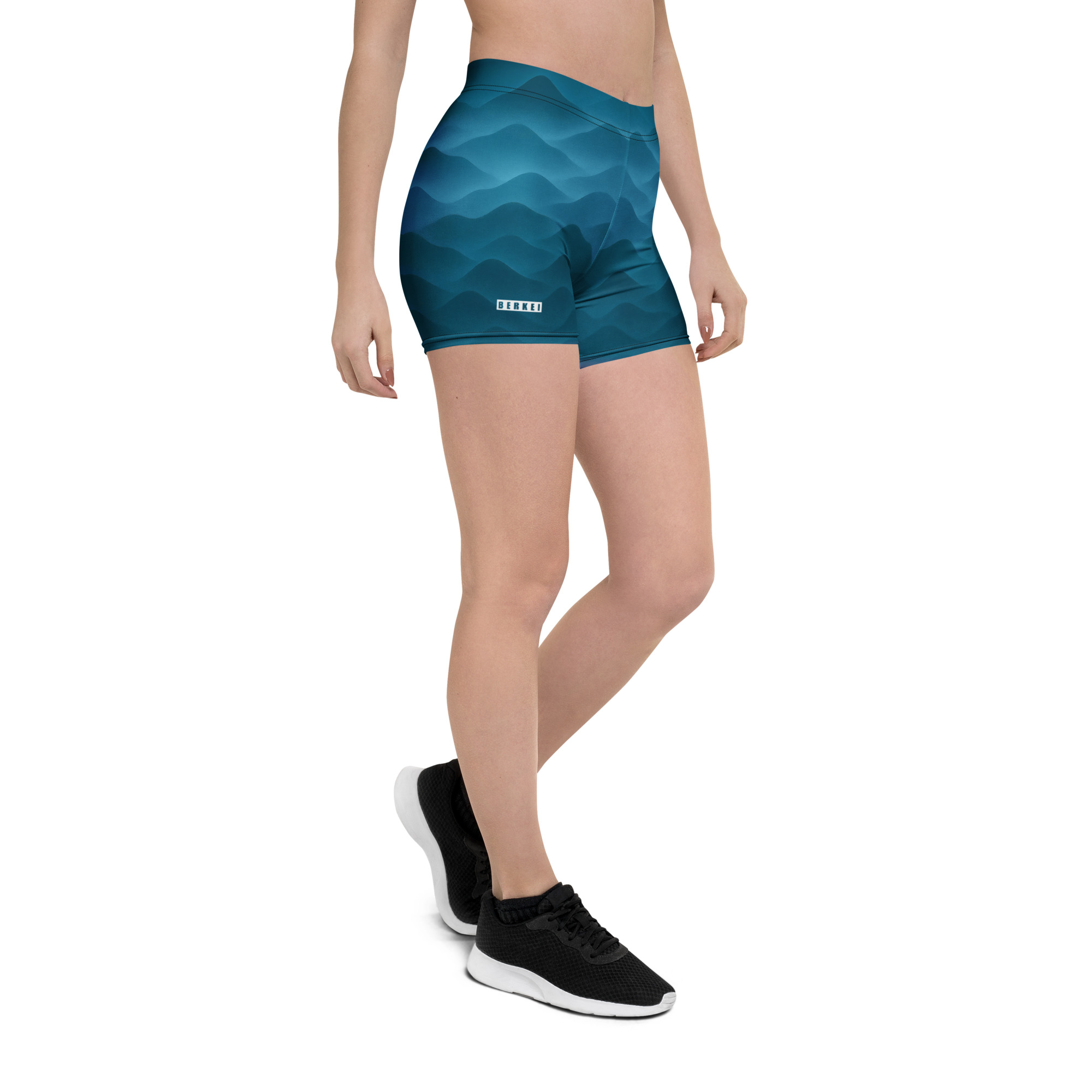 Modische BERKEI Shorts Fountain Blue mit maritimem Wellendesign, ideal für sportliche Aktivitäten.