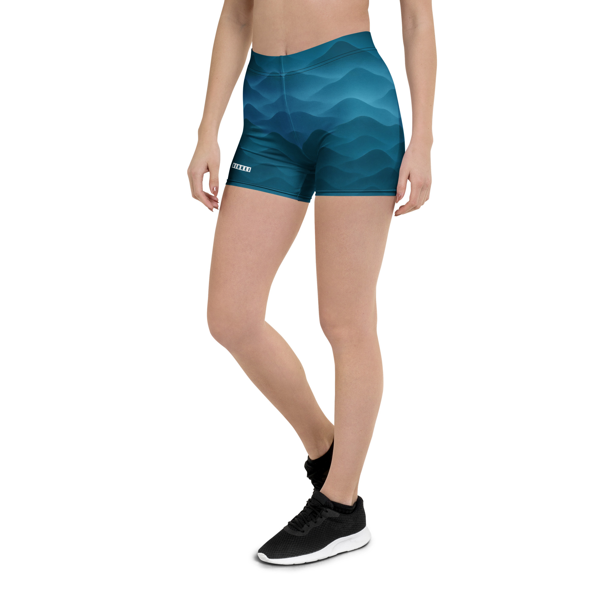 Frau trägt BERKEI Shorts Fountain Blue mit Wellenmuster beim Sport