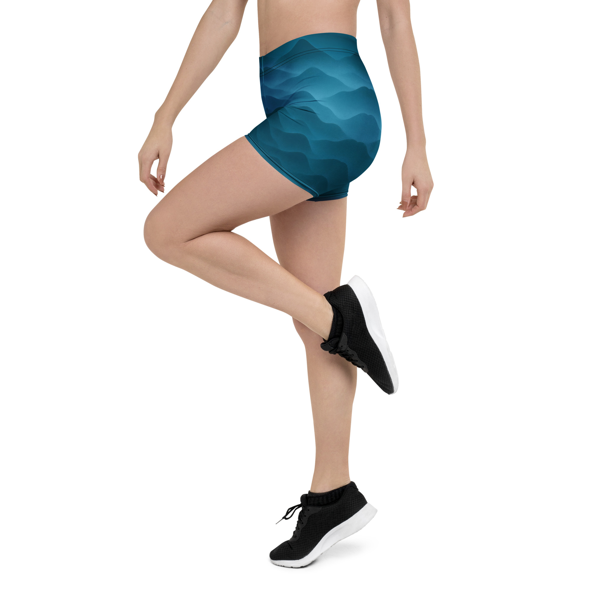 Frau trägt BERKEI Shorts Fountain Blue mit wellenförmigem Muster während des Trainings