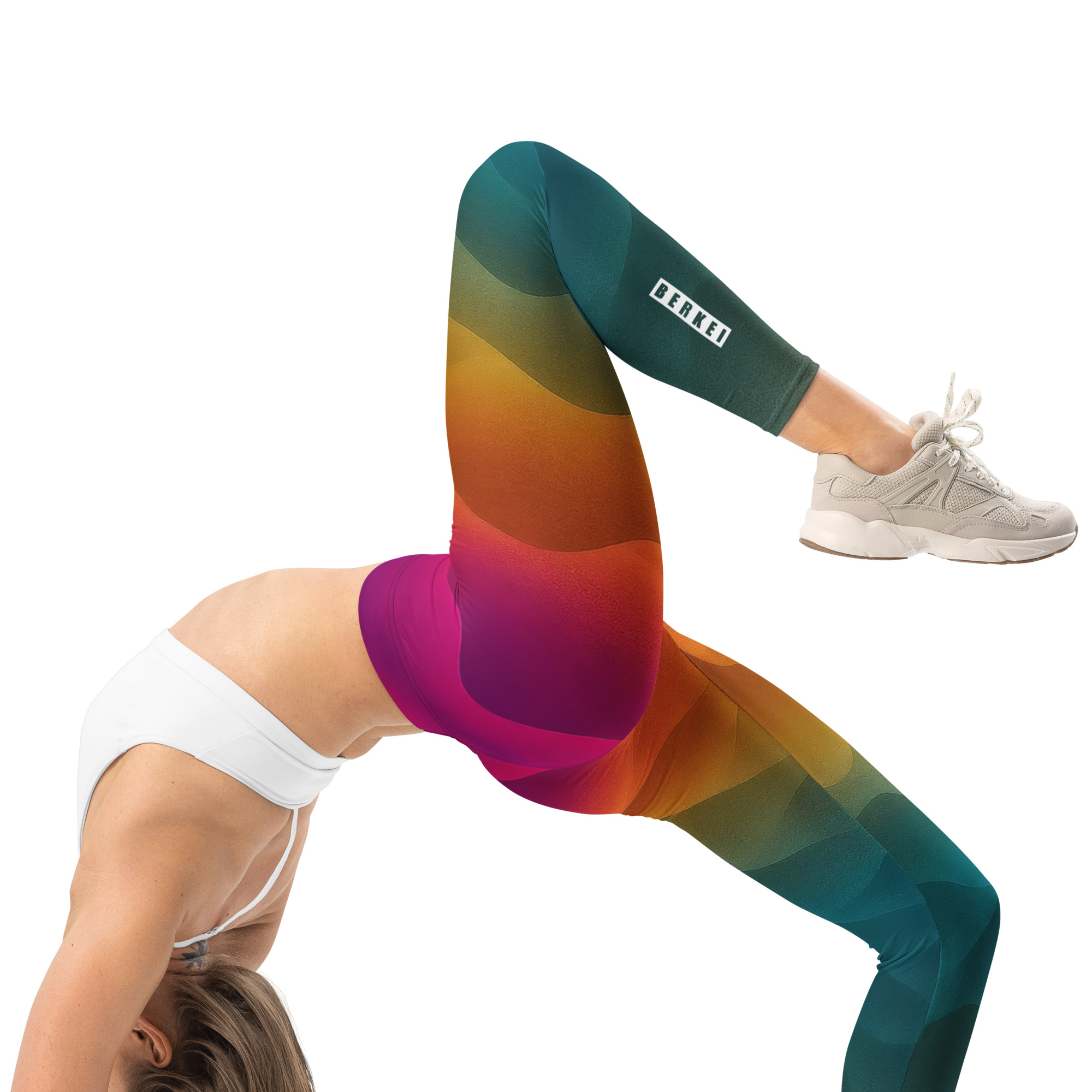 Frau trägt BERKEI Trail Leggings Forest Sunrise in einer sportlichen Pose