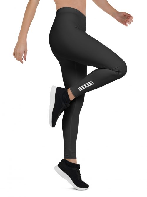 Damen in BERKEI Trail Leggings Smooth Black beim Sport, modernes Design und elastisches Material.