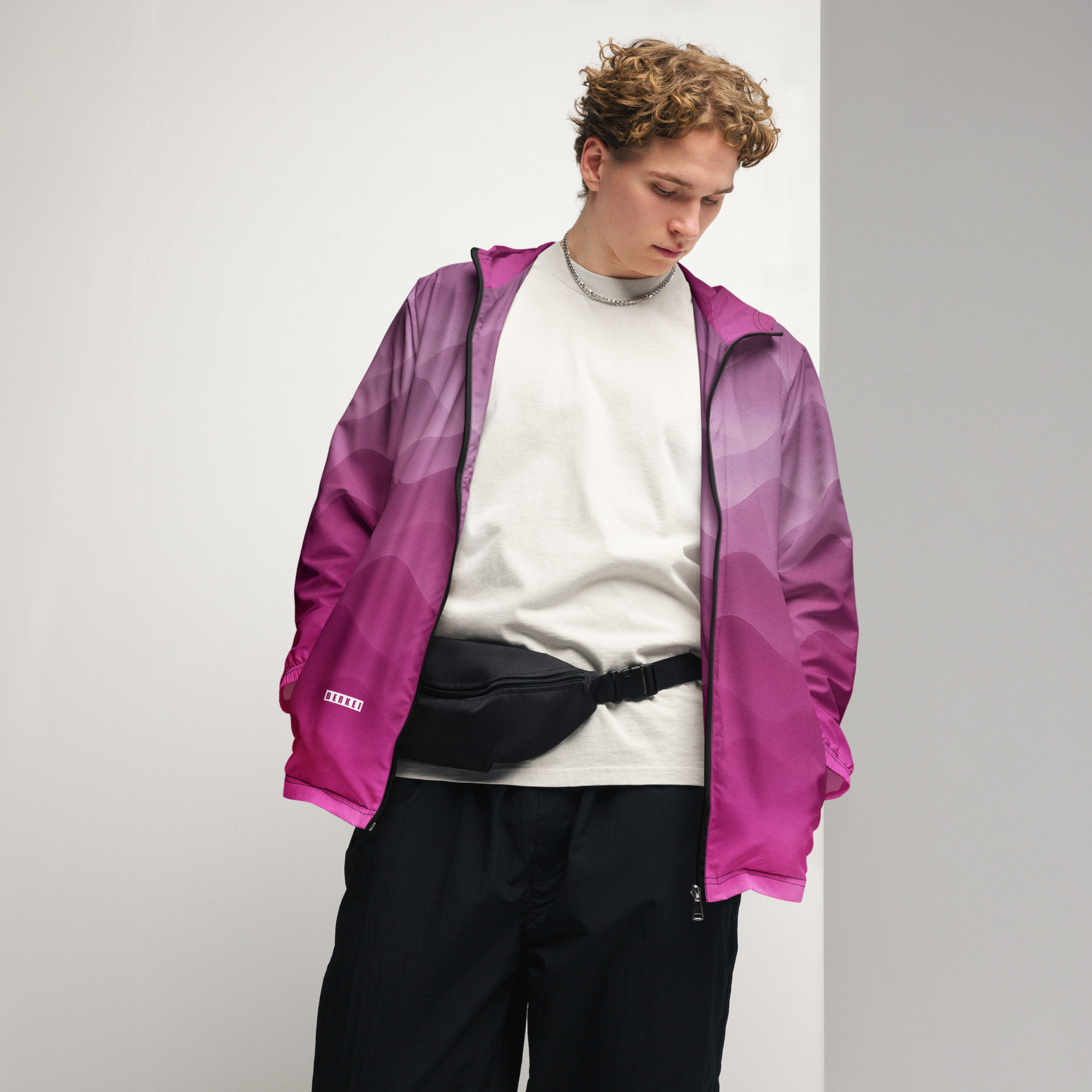 Junge trägt BERKEI Windbreaker in Hazy Purple für lässige Outdoor-Aktivitäten