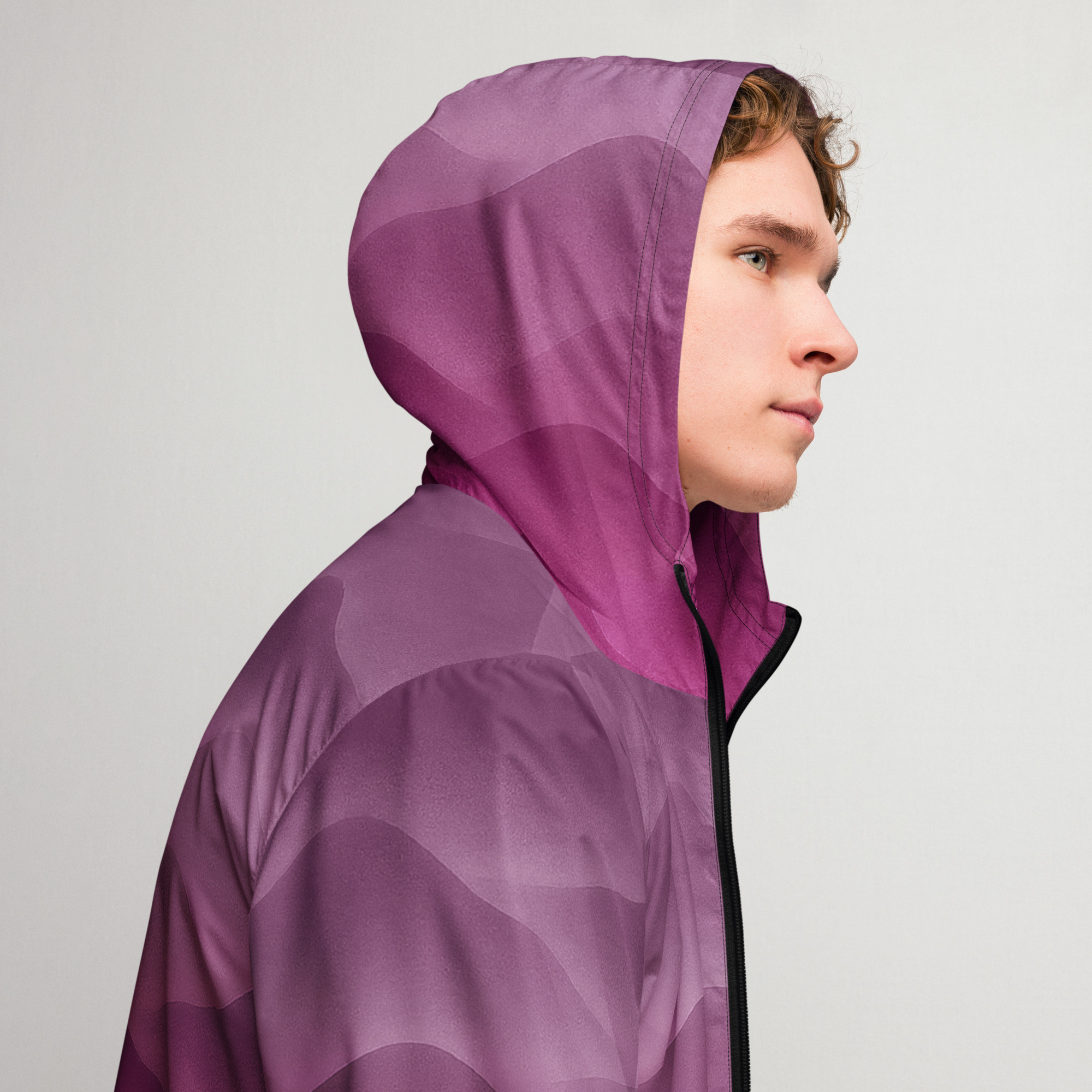 Modischer BERKEI Windbreaker in Hazy Purple, seitliche Ansicht auf model.