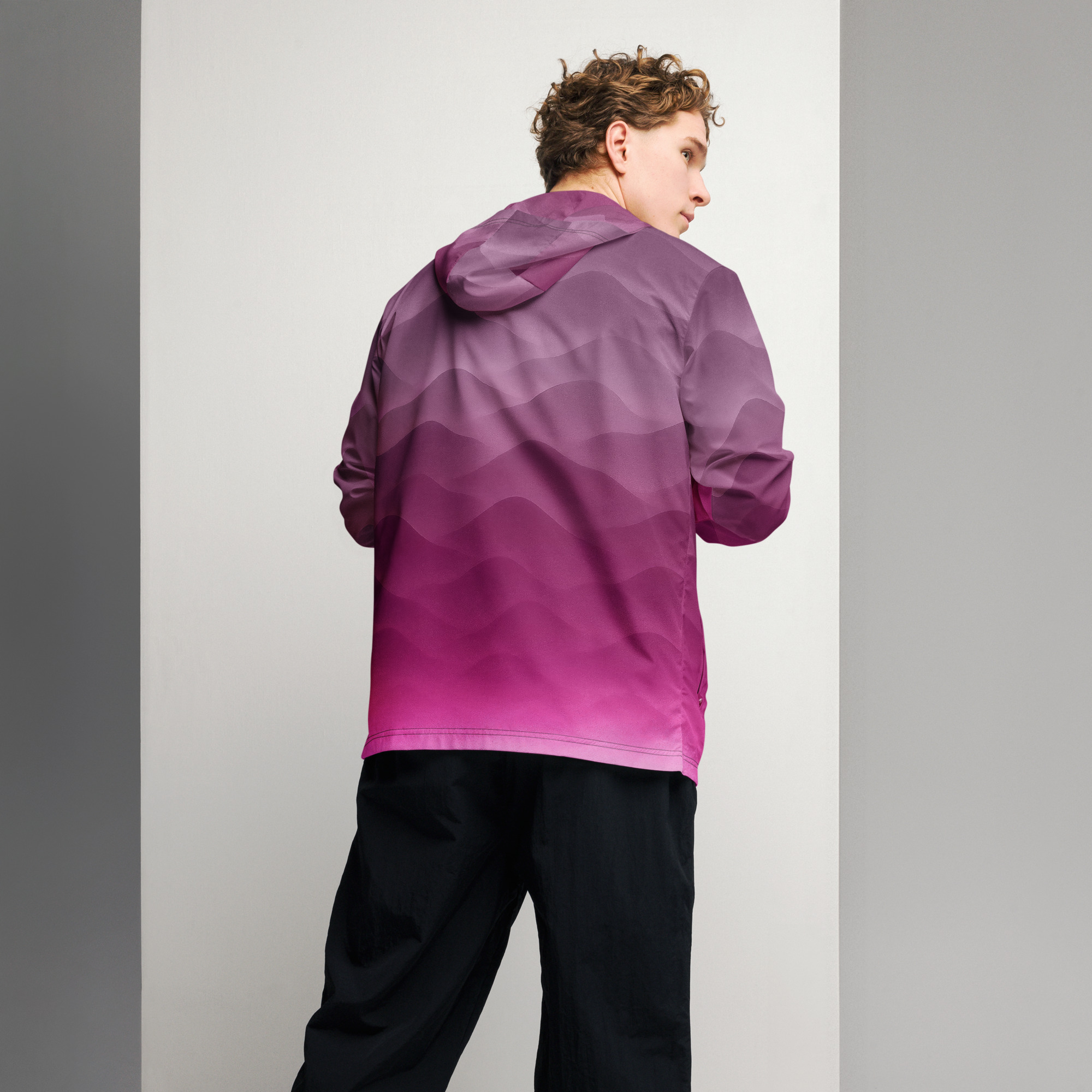 Mann trägt BERKEI Windbreaker Hazy Purple mit modernem Design und Kapuze