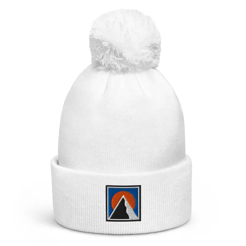 Weißes BERKEI Bommel-Beanie Chalet mit farbigem Logo, ideal für kalte Tage.