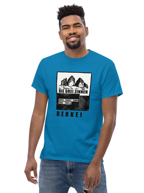 Mann trägt blaues BERKEI T-Shirt mit Die Drei Zinnen Comici Dimai Route Motiv
