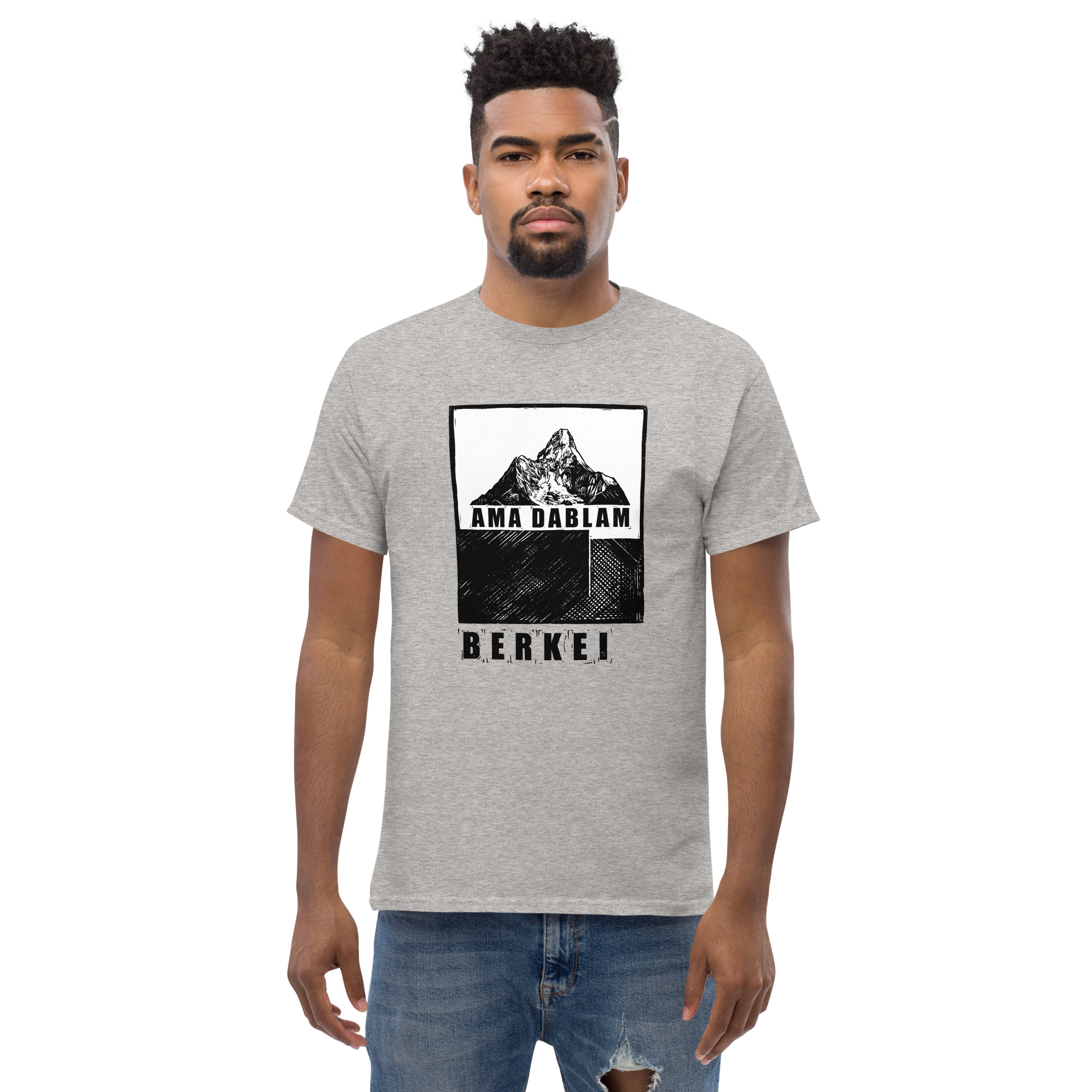 Grau gestaltetes T-Shirt mit dem Motiv des Ama Dablam und BERKEI-Logo
