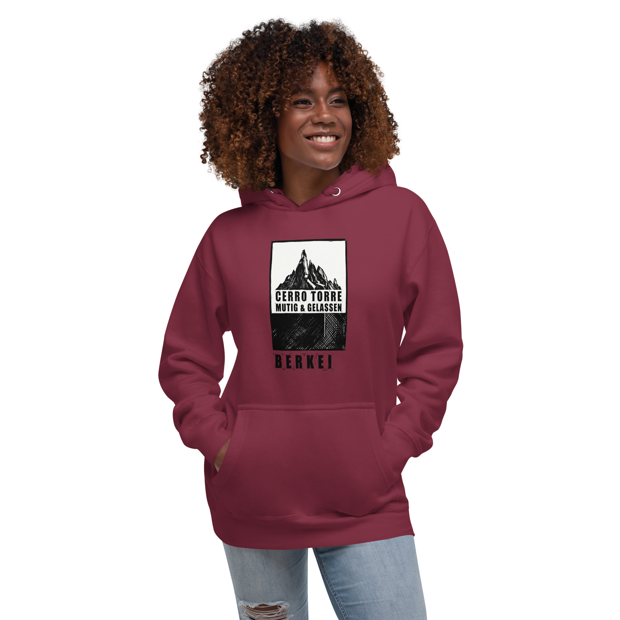 Junge Frau trägt BERKEI Cerro Torre Mutig & Gelassen Hoodie in Maroon, ideal für Abenteuer.