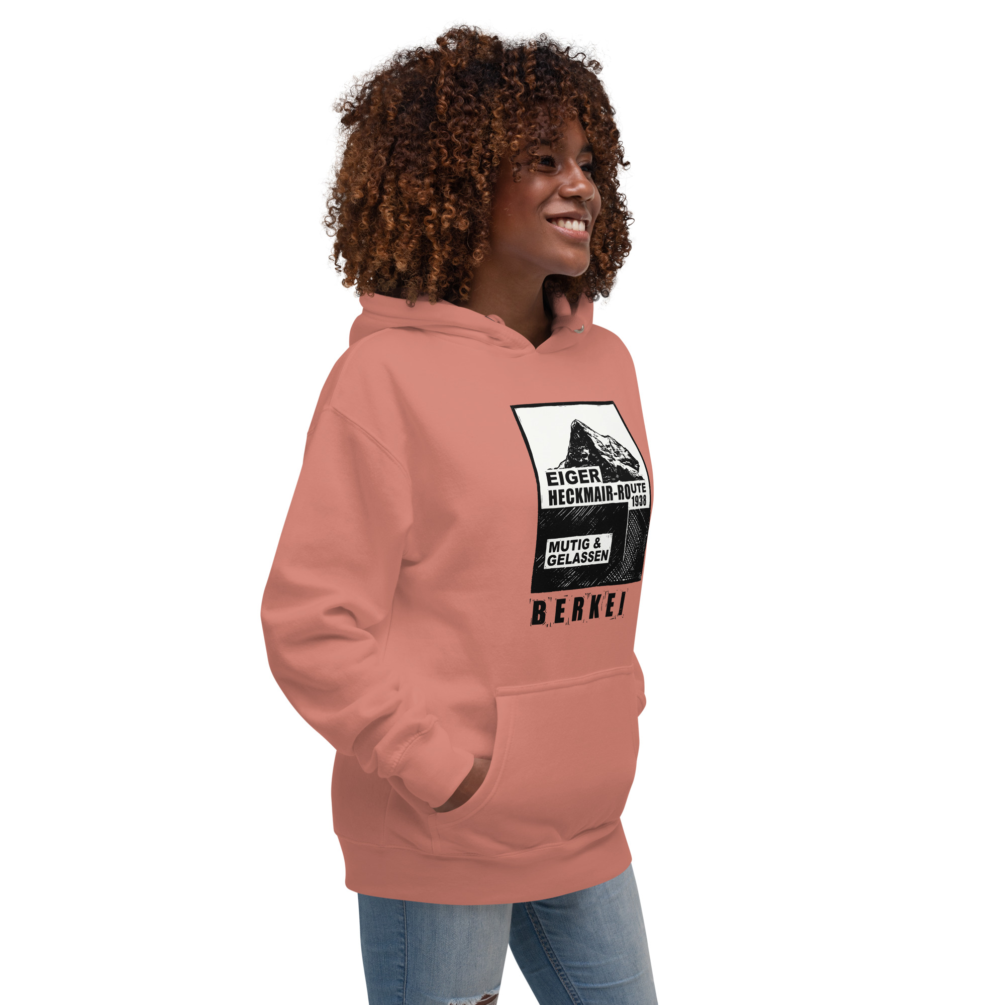 Junge Frau trägt BERKEI Eiger Nordwand Heckmair Route Premium Hoodie in rosa, ideal für Bergsteiger.