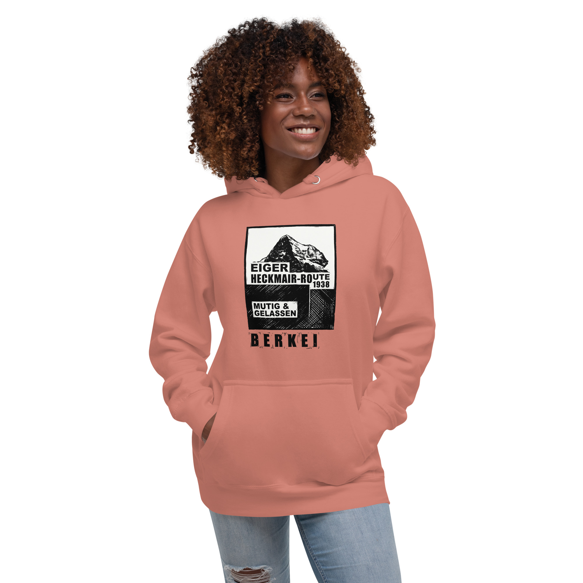 Junge Frau trägt BERKEI Hoodie mit Eiger Nordwand Heckmair Route Motiv.