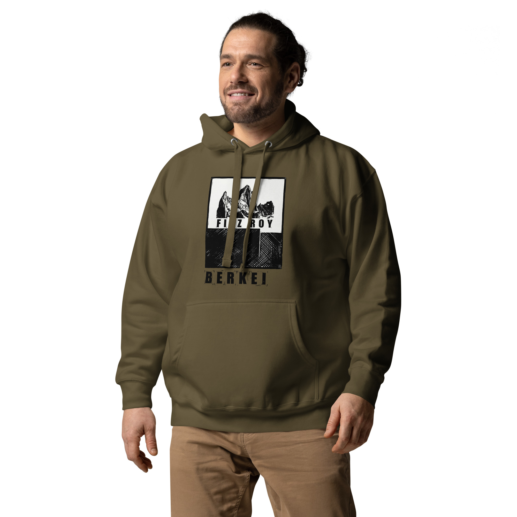 Mann trägt olivefarbenen BERKEI Fitz Roy Premium Hoodie mit rauchendem Berg Motiv