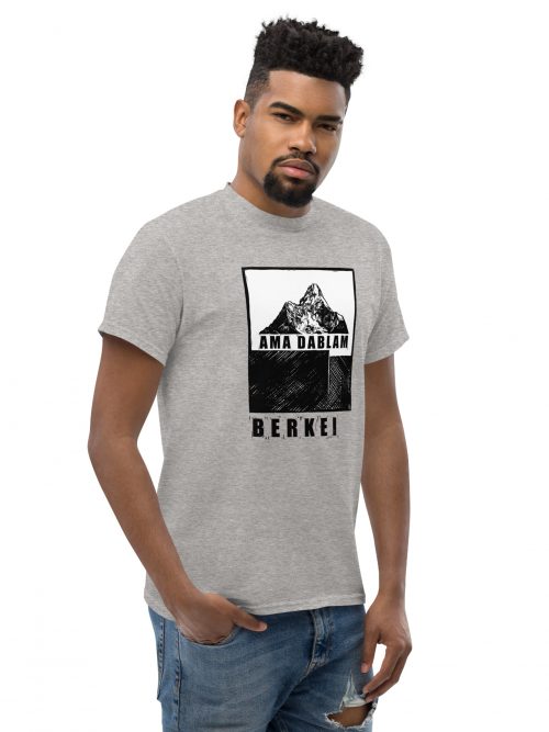 Grau meliertes T-Shirt mit AMA DABLAM Design und BERKEI-Logo