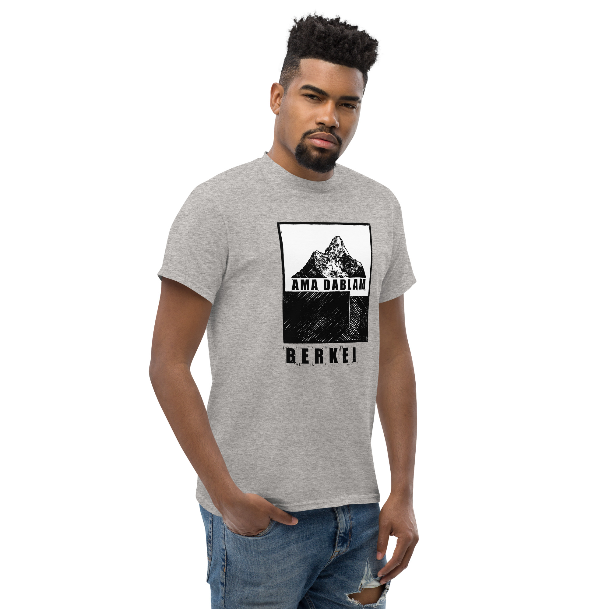 Grau meliertes T-Shirt mit AMA DABLAM Design und BERKEI-Logo